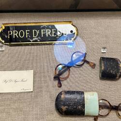 Türschild, Brille und Visitenkarte von Freud