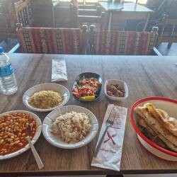Mittagessen Bulgur, Reis, Salat, Ayran, Bohnen (mit Fleisch, aber ist nur 1/1000 🐑)