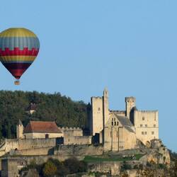 Det er vist populært at flyve med luftballon rundt over Dordognes slotte