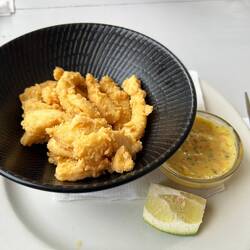 Friitierte Tintenfische - kulinarisch weit unten - aber das war uns heute egal.