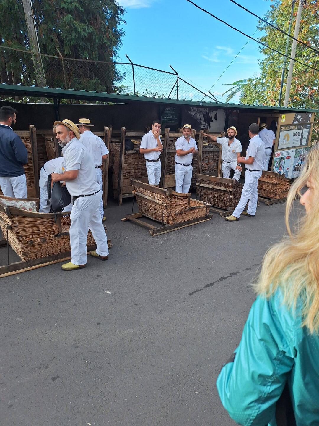 Die Korbschlittenfahrer warten auf ihren Einsatz.