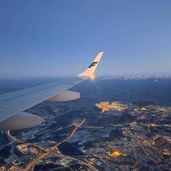 Plötzlich wird mir bewusst, dass es da unten schon dunkel ist, während hier oben die Sonne untergeht