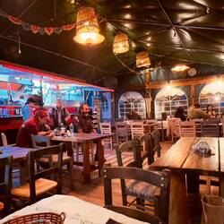 Zugehörige Taverne
