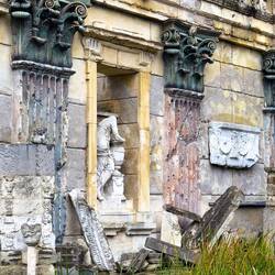 Detail from the Roman Ruins Fountain in the park ... Schloss Schönbrunn — Vienna, Austria.