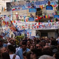Le monde pour regarder le portrait de Maradona