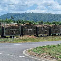 ...unterwegs bei einem Bahnübergang