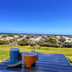 Kaffee & leckeres Müsli (ohne Bananen!) mit Blick auf's Meer