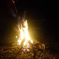 Auf fast 1800 Metern bei nur 8 Grad ist ein Lagerfeuer genau das richtige