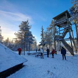Gefunden...der Aussichtsturm. Leider sind die Stufen schneeglatt :(