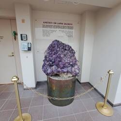 Riesiger Amethyst im Eingangsbereich. Muttern sagt, der müsste mal geputzt werden