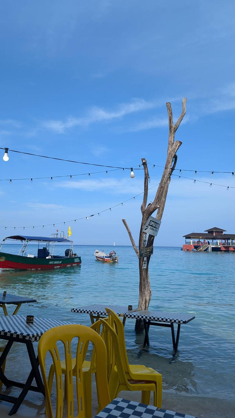 Tide came in so fast, started engulfing tables at breakfast