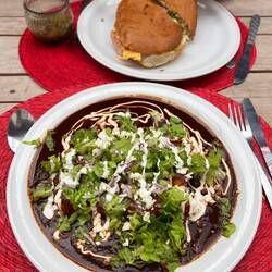 Mole (sauce à base de chocolat) et tortas de jámon