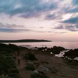 Einsamer morgen Spaziergang direkt ab Camper