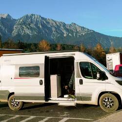 Mittagessen mit ☀️ & Blick auf die Ischgler Berge