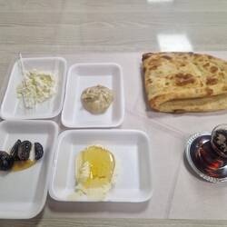 Frühstücksimbiss in Bitlis (leider sehr Plastiklastig)