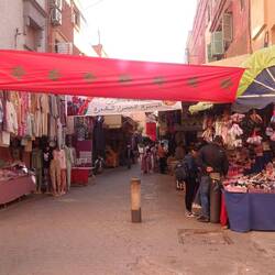 Ein Souk in Khénifra mit Kleidung, Essen, Kochgeschirr...