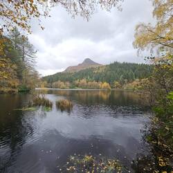 Le lochan en contrebas du Sgorr na Ciche