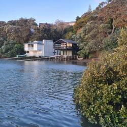 Für Häuser am Wasser ist die eigene Bootsrampe ein Muss