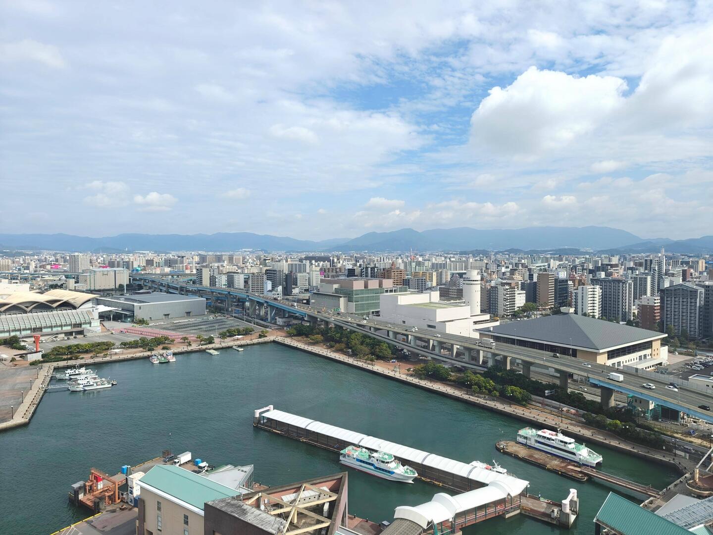 Blick vom Hakata Port Tower auf die Stadt