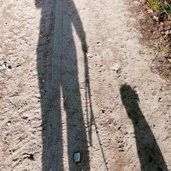 Strahlender Himmel & endlose Wege