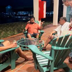 mit Freunden auf der Terrasse vor dem Peake Marinahotel