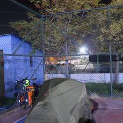 Zeltplatz für diese Nacht (Auf dem Basketballfeld eines Parks)