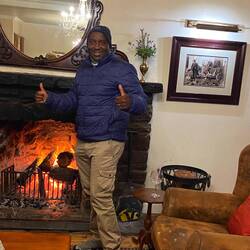 Die Kleidung des Guide am Kamin sagt alles 🥶