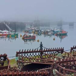 Små fiskerbåde og redskaber til muslingefiskeri på land - i Saint-Malo