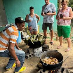 Es gibt Hühnchen, Reis und dominikanischen Kartoffelsalat