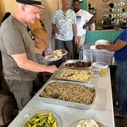 Dazu frisch gepflückte Avocado