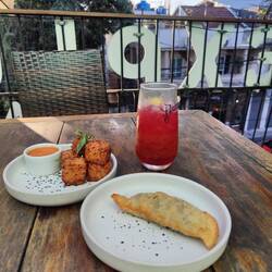 Frittierte Tapiokawürfel mit Ananas-Chutney, Pilz-Pastelito und Hibiskus-Eistee