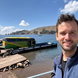 Die Busse werden per Miniboot über den See transportiert - Andi ist begeistert!