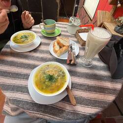 Klassisches bolivianisches Menü mit Vorspeise...