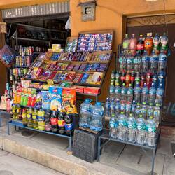 Ein typischer Lebensmittelmarkt mit Snacks und Getränken