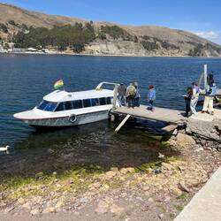 Wir Passagiere nehmen aus Sicherheitsgründen ein separates Boot