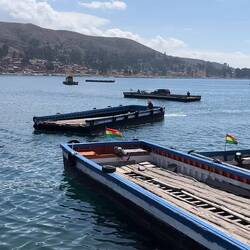 Auf der anderen Seite warten wir auf unseren Bus