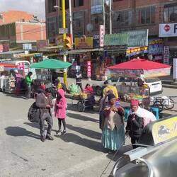 Mit dem Bus geht es nach Copacabana