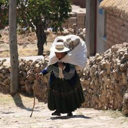 In Bolivien sind ältere Menschen sehr traditionell unterwegs