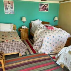 Für eine (sehr kalte) Nacht haben wir ein großes Zimmer auf der Insel