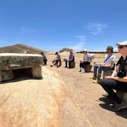 Wir lassen uns ein Stück über die Insel führen und landen bei einem Opfergabentisch