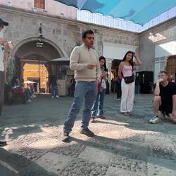 Wir laufen bei einer Walking Tour mit