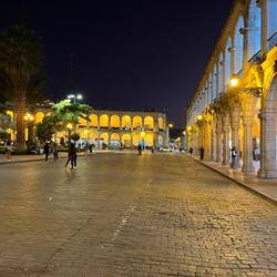 Die Arkaden rund um den Hauptplatz