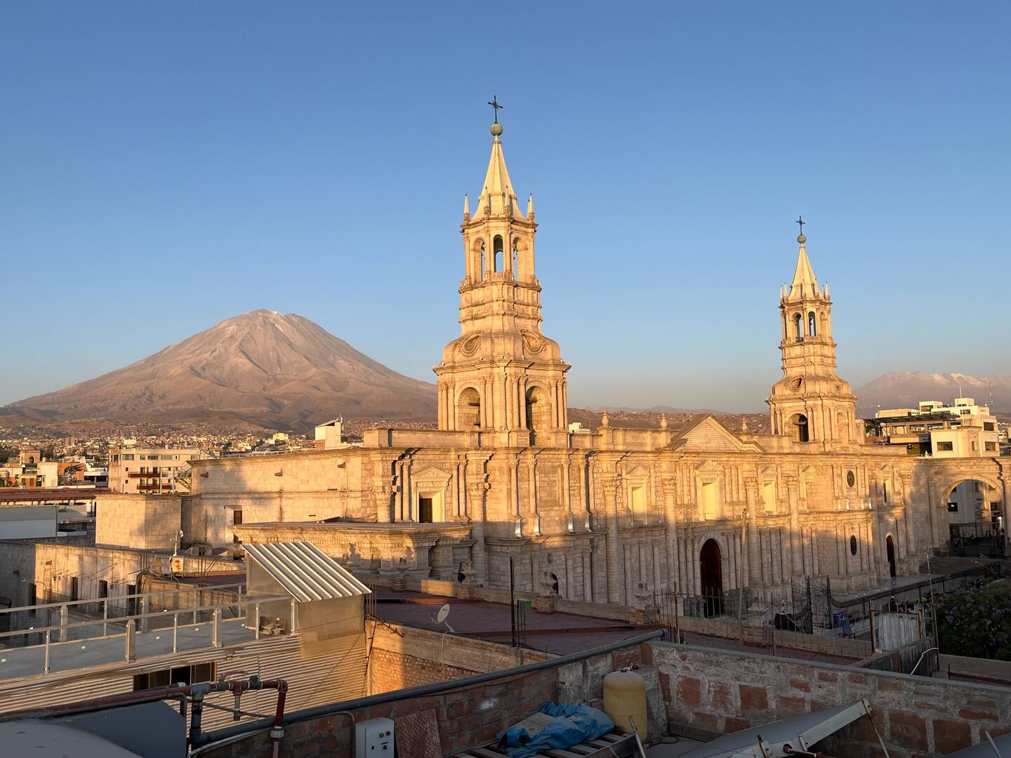Die Kathedrale von Arequipa mit dem Vulkan Misti im Hintergrund