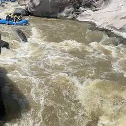 Die Aufnahme eines Guides. Wir sitzen im zweiten Boot