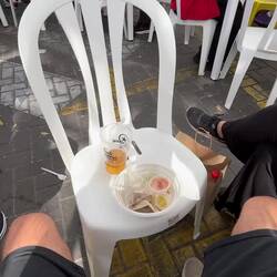 Bei der Sitzplatzsuche mussten wir ein wenig improvisieren (der eine Tisch wurde eben erst frei)