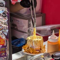 Statt Doritos kann man auch Instant-Nudeln mit leckerem Zeug füllen lassen