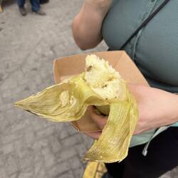 Tanja probiert süße Tamales