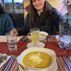 Abends startet unser Essen mit traditionellem Programm