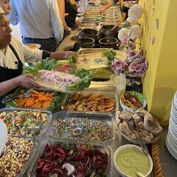 Das Buffet unseres Mittagessen - Tanja freut sich über das viele Gemüse