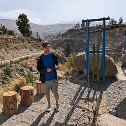 Andi schaut genau hin: Wollen wir den dünnen Seilen unser Leben beim Ziplining anvertrauen?